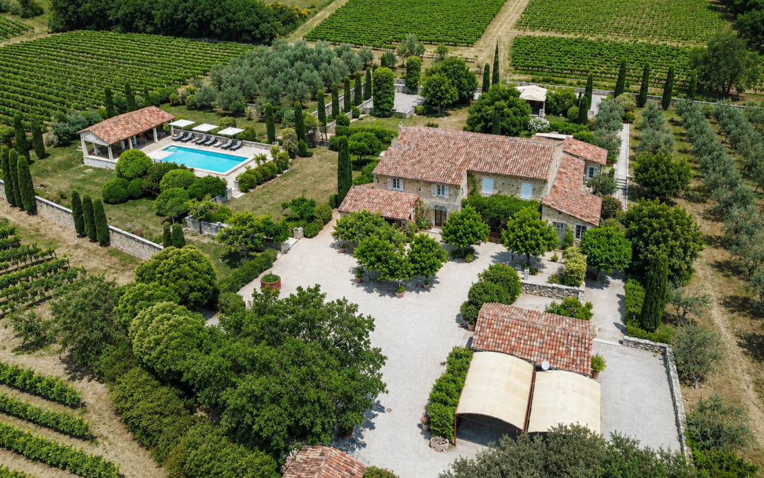 Mas en pierre avec vignoble gîtes et Oliveraie – Ref P351